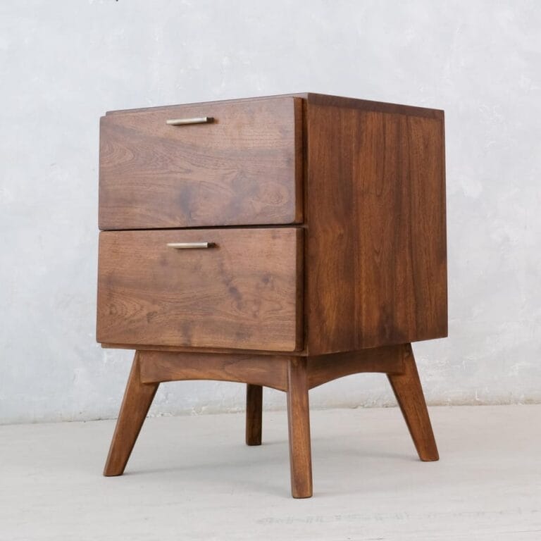 Mesita de noche de madera con dos cajones.