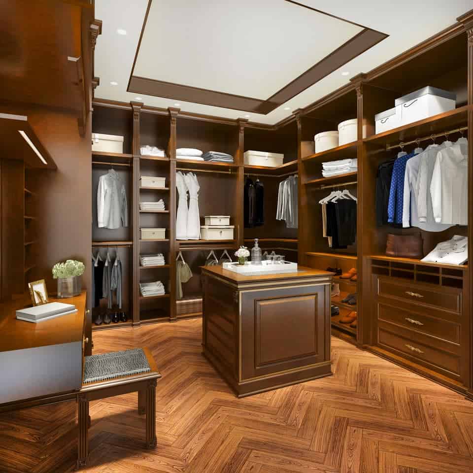 Vestidor de lujo con estantes y ropa organizada.